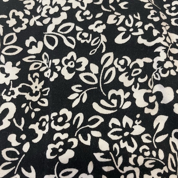 NWOT Black and White Print 4” inseam Size 6 Stretch, dressy - Picture 2 of 7